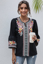 Camiseta de manga tres cuartos con volantes y bordado floral con cuello en V